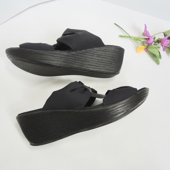 Munro black wedge slide in size 5W.  Gold metallic - Picture 8 of 8